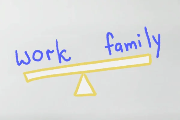 Ισορροπία Εικονογράφηση Που Αναπαριστά Την Επιλογή Μεταξύ Οικογένειας Και Εργασίας — Φωτογραφία Αρχείου