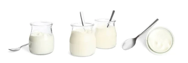 Set Med Läckra Naturliga Yoghurt Glasburkar Med Skedar Vit Bakgrund — Stockfoto