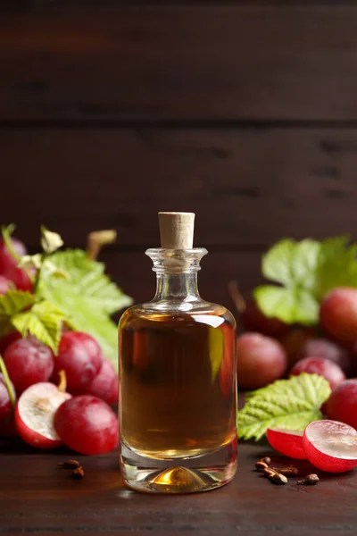 Sebotol Minyak Biji Anggur Alami Atas Meja Kayu Kosmetik Organik — Stok Foto
