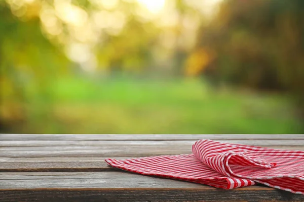 Tavolo Picnic Legno Con Tovagliolo Rosso Quadretti All Aperto — Foto Stock