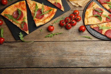 Düz kompozisyon ve ahşap masada lezzetli biberli pizza. Metin için boşluk