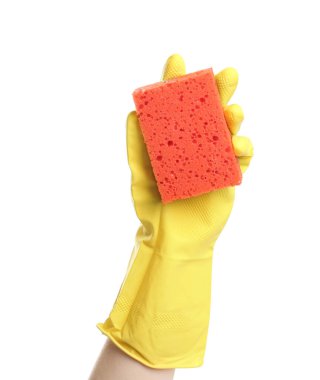 Beyaz arka planda süngeri olan lastik eldivenli bir kişi.