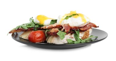 Benedict 'in taze lezzetli yumurtaları beyazın üzerinde izole edilmiş.