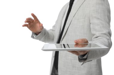 Beyaz arkaplanda tablet bilgisayarı tutan işadamı, yakın plan
