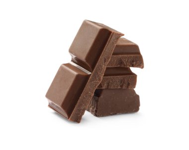 Beyaz üzerine izole edilmiş lezzetli sütlü çikolata parçaları.