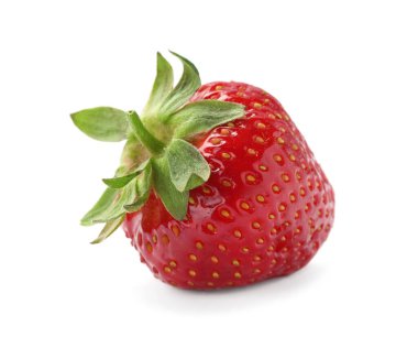 Lezzetli taze olgun çilek beyazda izole edilmiş.