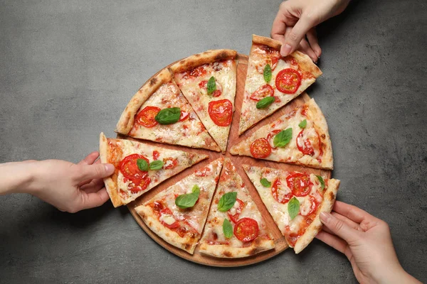Gente Tomando Rebanadas Deliciosa Pizza Margherita Mesa Gris Vista Superior — Foto de Stock