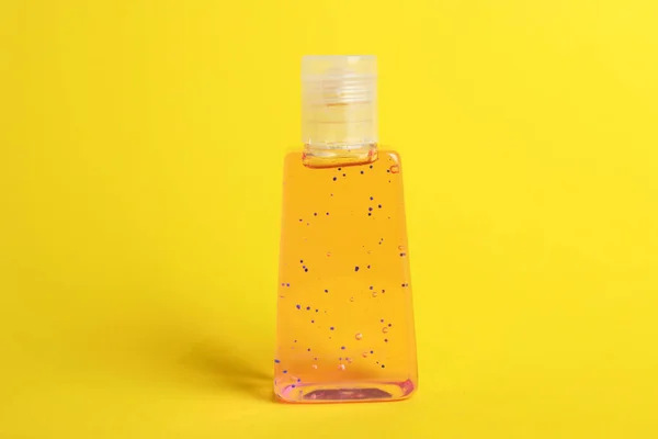 Бутылка Антисептическим Гелем Желтом Фоне — стоковое фото