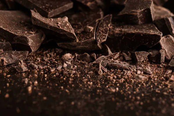 Sötét Csokoládé Darabok Fekete Asztalon Közelkép — Stock Fotó