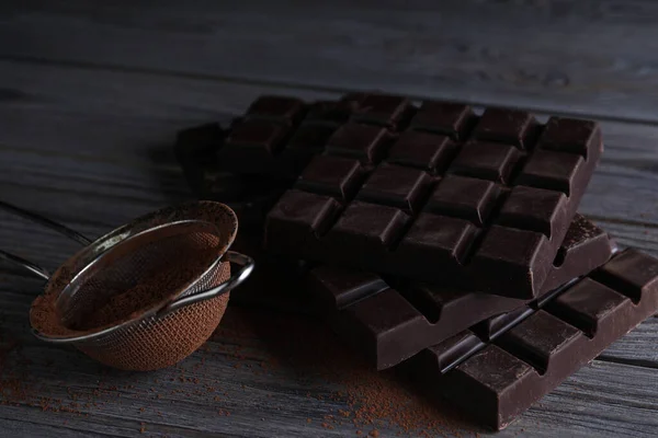 Barras Chocolate Escuro Saborosas Peneira Com Cacau Mesa Madeira — Fotografia de Stock