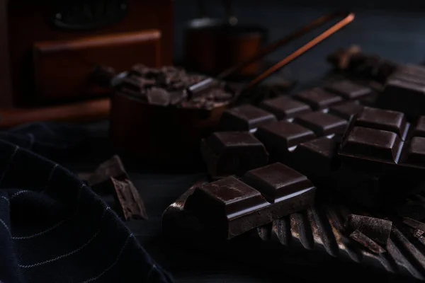 Savoureux Chocolat Noir Sur Table Noire Gros Plan — Photo