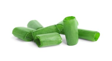 Yeşil taze soğanı beyaza yalıtılmış