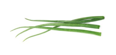 Taze yeşil taze soğanlar beyaza izole edilmiş, üst manzara.