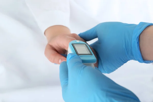 Médico Examinando Paciente Con Oxímetro Pulso Moderno Cama Primer Plano — Foto de Stock