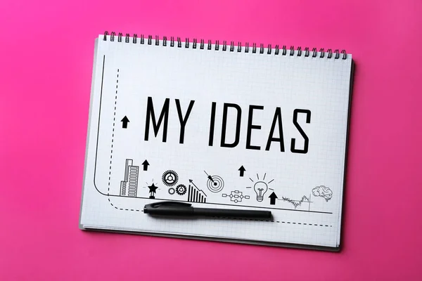 単語付きノート New Ideas Pen Pink Background Top View — ストック写真