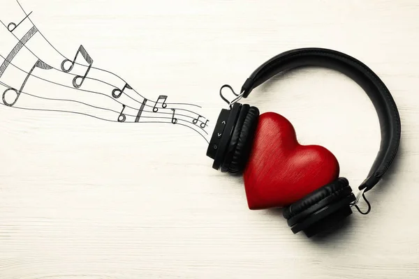 Corazón Decorativo Con Auriculares Modernos Sobre Fondo Claro — Foto de Stock