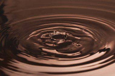 Erimiş çikolatayı damla damlatın, yakın çekim