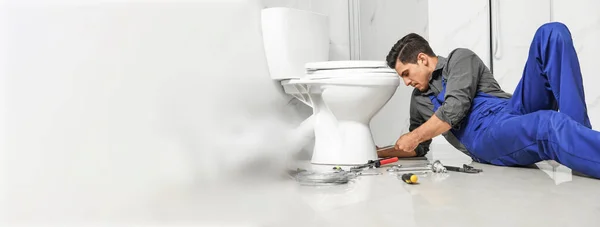 Професійний Сантехнік Працює Туалетом Ванній Кімнаті Місце Тексту Дизайн Прапора — стокове фото