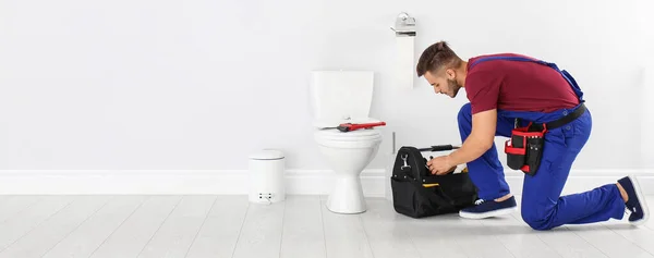 Jeune Homme Avec Trousse Outils Sac Près Bol Toilette Dans — Photo