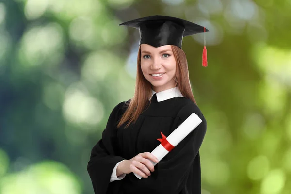 Estudante Feliz Com Chapéu Formatura Diploma Fundo Turvo — Fotografia de Stock