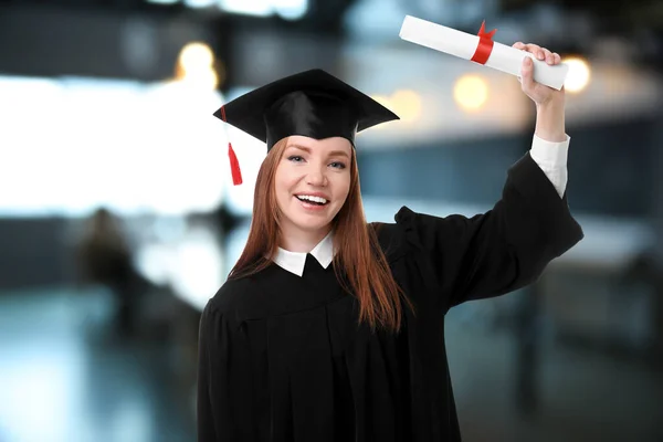 Estudiante Feliz Con Sombrero Graduación Diploma Oficina — Foto de Stock