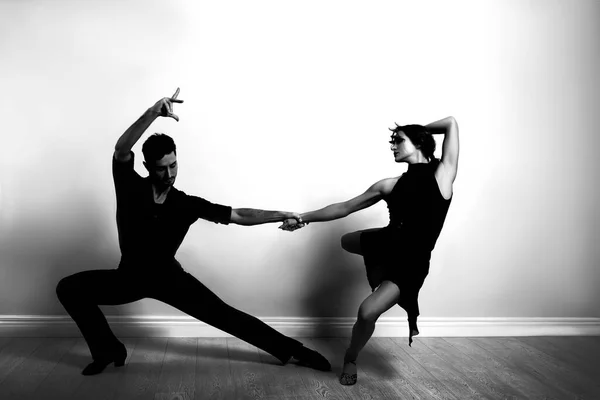 Apaixonado Jovem Casal Dançando Estúdio Moderno — Fotografia de Stock