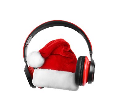 Noel Baba kırmızı şapka ve kulaklıklar beyaz arka planda. Noel müziği konsepti 