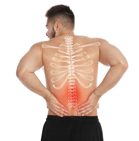 Человек, страдающий от боли в спине на белом фоне
