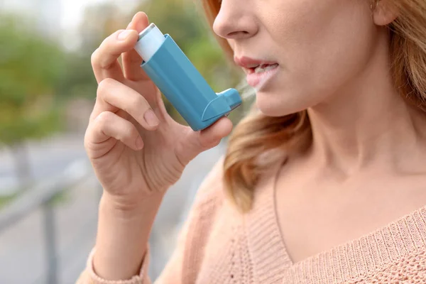 Mujer Que Usa Inhalador Asma Aire Libre Primer Plano Asistencia — Foto de Stock