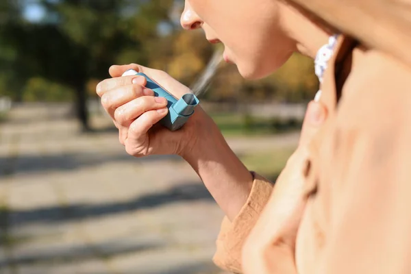 Mujer Que Usa Inhalador Asma Aire Libre Primer Plano Asistencia — Foto de Stock