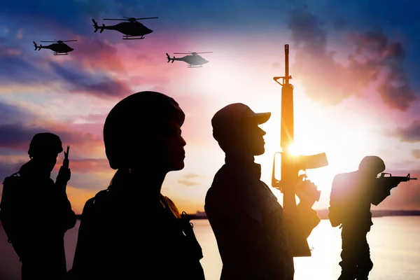 Silhouettes Soldiers Uniform Assault Rifles Military Helicopters Patrolling Outdoors — Stock Photo, Image