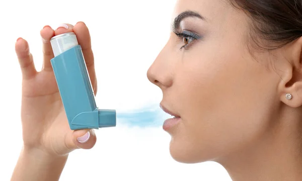Wanita Muda Menggunakan Inhaler Asma Pada Latar Belakang Putih Closeup — Stok Foto