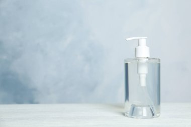 Işık arka planında antiseptik jel bulunan şeker şişesi. Metin için boşluk