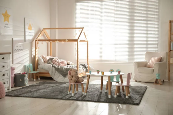 Küçük Masa Çocukların Yatak Odasının Içinde Tavşan Kulaklı Sandalyeler — Stok fotoğraf