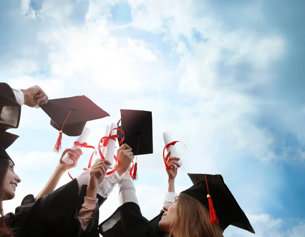 Groep Studenten Met Diploma Buiten Afstudeerceremonie — Stockfoto