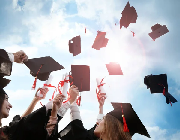 Gelukkige Studenten Met Diploma Gooien Diploma Hoeden Lucht Buiten — Stockfoto