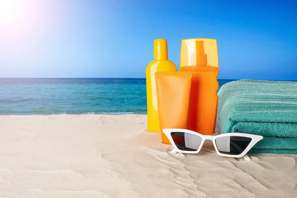 Set Sun Protection Products Stylish Accessories Sandy Beach Space Text — Stock Photo, Image