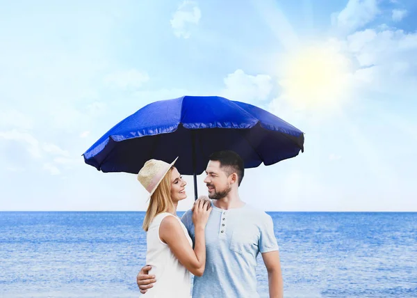Glad Romantisk Par Med Paraply För Solskydd Nära Havet — Stockfoto