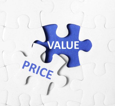 Mavi arkaplanda PRICE VALUE ifadesiyle bulmaca, üst görünüm