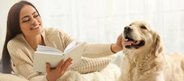 年轻女人带着书和她的宠物在家里 条幅设计 — 图库照片