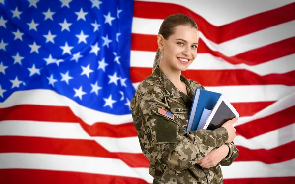 Γυναίκα Στρατιώτης Βιβλία Και Αμερικανική Σημαία Στο Παρασκήνιο Στρατιωτική Θητεία — Φωτογραφία Αρχείου