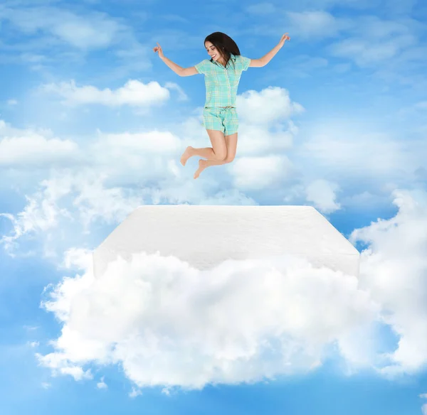 งสาวกระโดดบนท นอนในเมฆ — ภาพถ่ายสต็อก