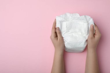 Pembe arka planda bezi olan bir kadın, yakın plan. Metin için boşluk