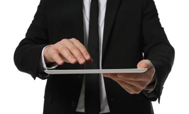 Beyaz arkaplanda tablet bilgisayar kullanan işadamı, yakın plan