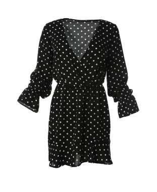 Beyaz arkaplanda güzel siyah benekli elbise