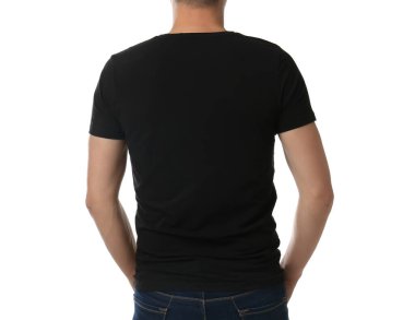 Beyaz arka planda siyah tişörtlü adam, yakın plan. Tasarım için boşluk