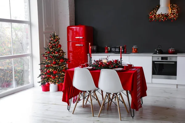 Interior Cozinha Elegante Com Mesa Festiva Árvore Natal Decorada — Fotografia de Stock