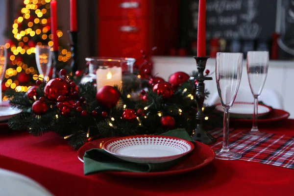Τραπέζι Σερβιρισμένο Για Εορταστικό Δείπνο Και Θολό Χριστουγεννιάτικο Δέντρο Στο — Φωτογραφία Αρχείου