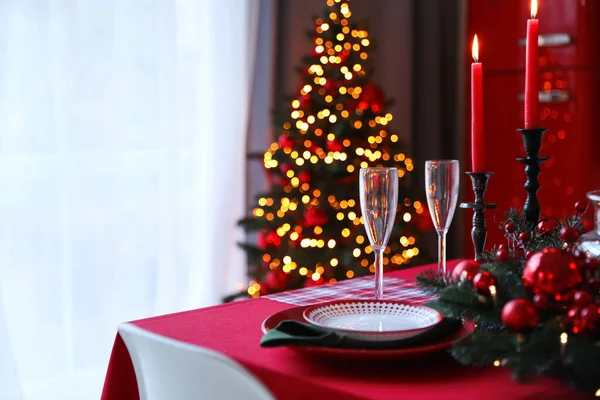 Mesa Servida Para Jantar Festivo Árvore Natal Interior Cozinha Elegante — Fotografia de Stock