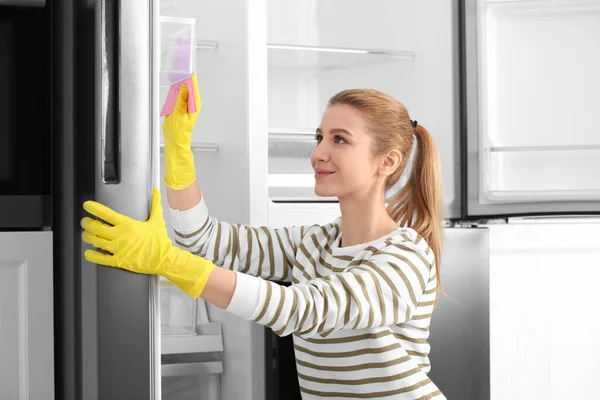 Mujer Con Guantes Goma Limpiando Nevera Vacía Casa — Foto de Stock